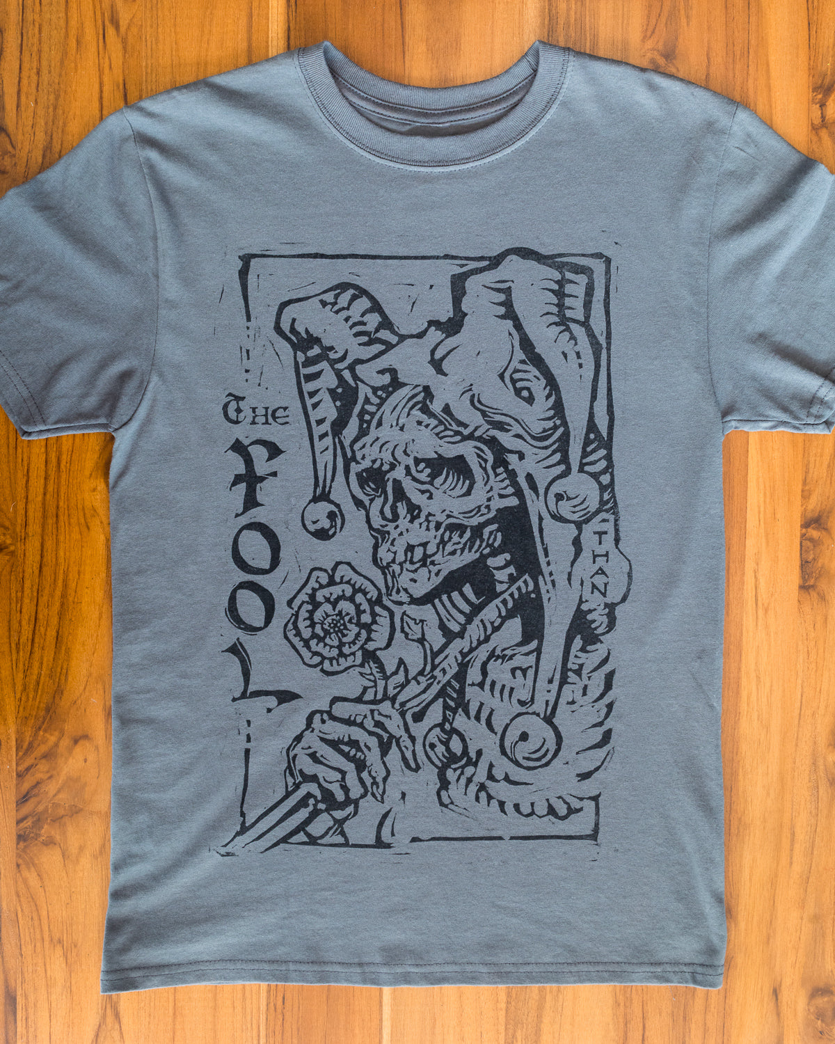Camiseta Tipo Grabado de "The Fool"
