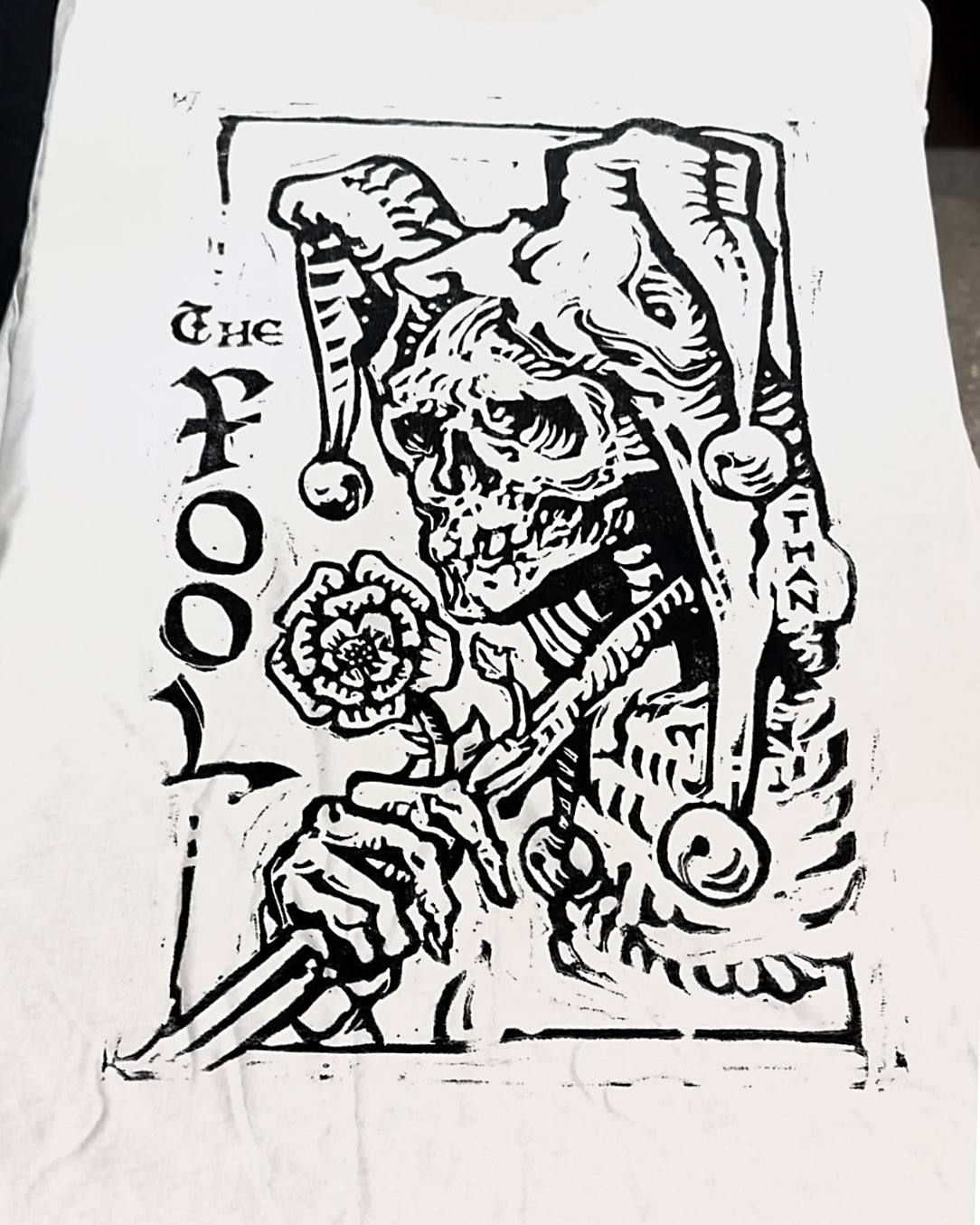 Camiseta Tipo Grabado de "The Fool"